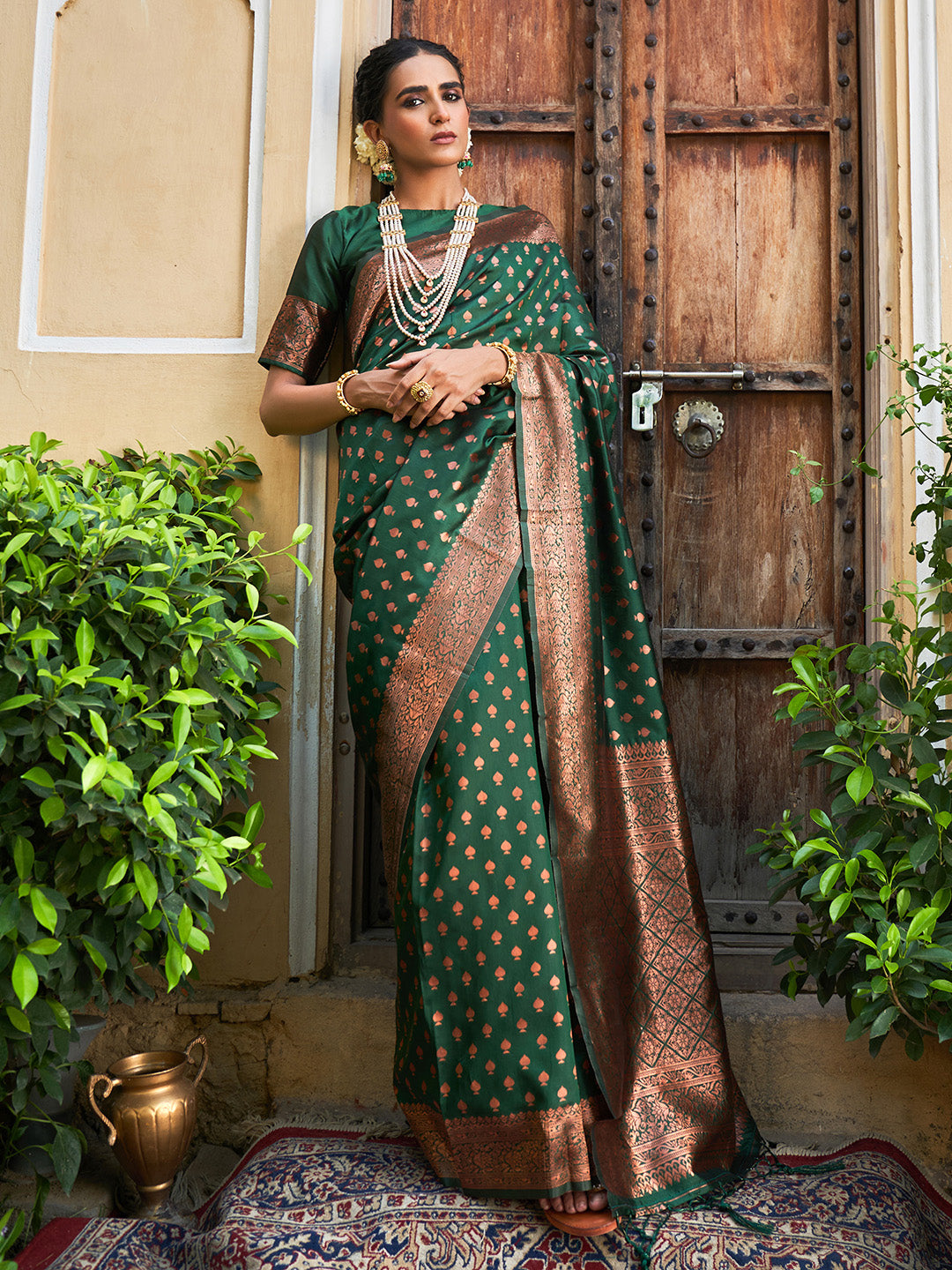 Green Banarasi Silk Ethnic Motifs Saree with Unstitched Blouse Piece