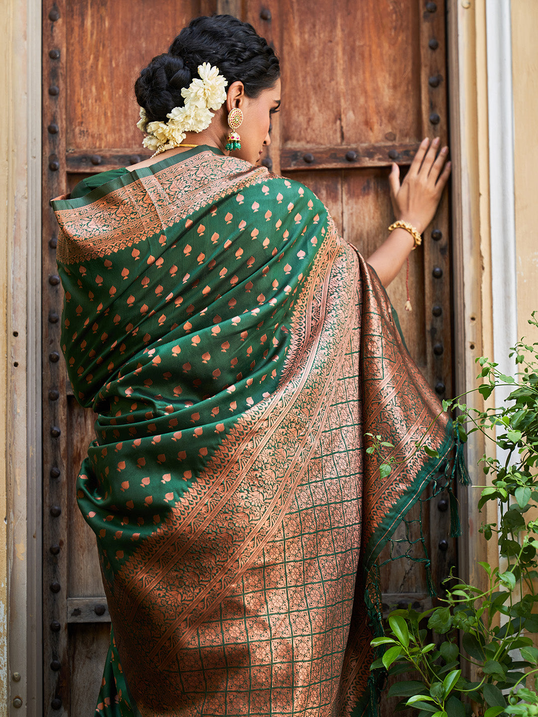 Green Banarasi Silk Ethnic Motifs Saree with Unstitched Blouse Piece
