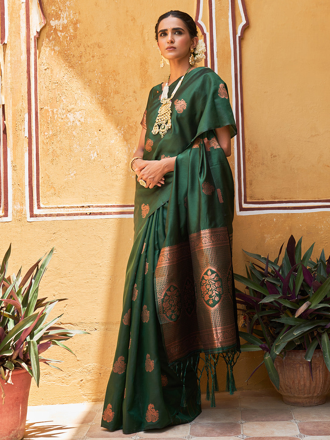 Green Kanjeevaram Silk Woven Ethnic Motifs Saree with Unstitched Blouse Piece