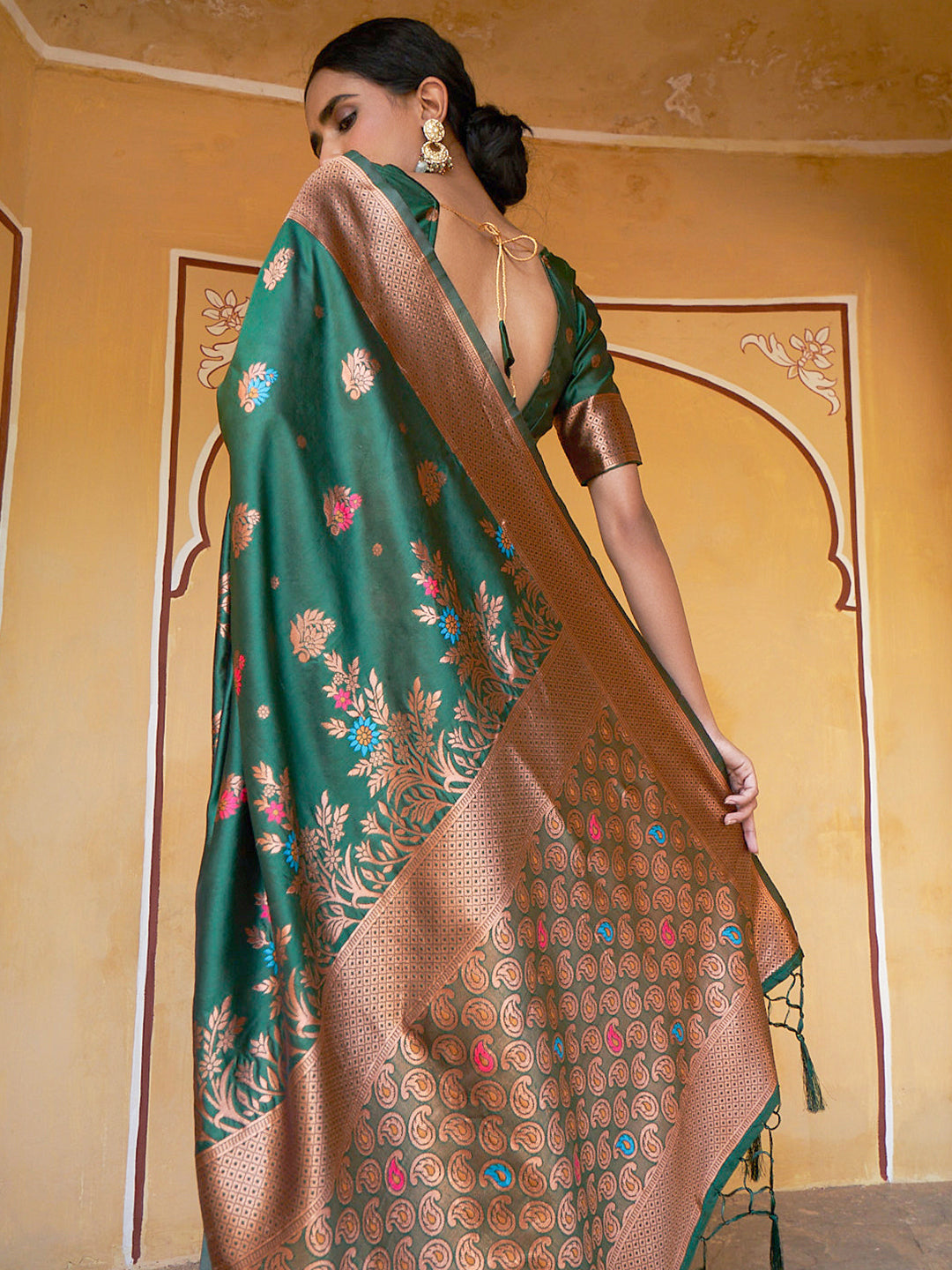 Green Banarasi Silk Woven Dual Tone Floral Design Saree with Unstitched Blouse Piece