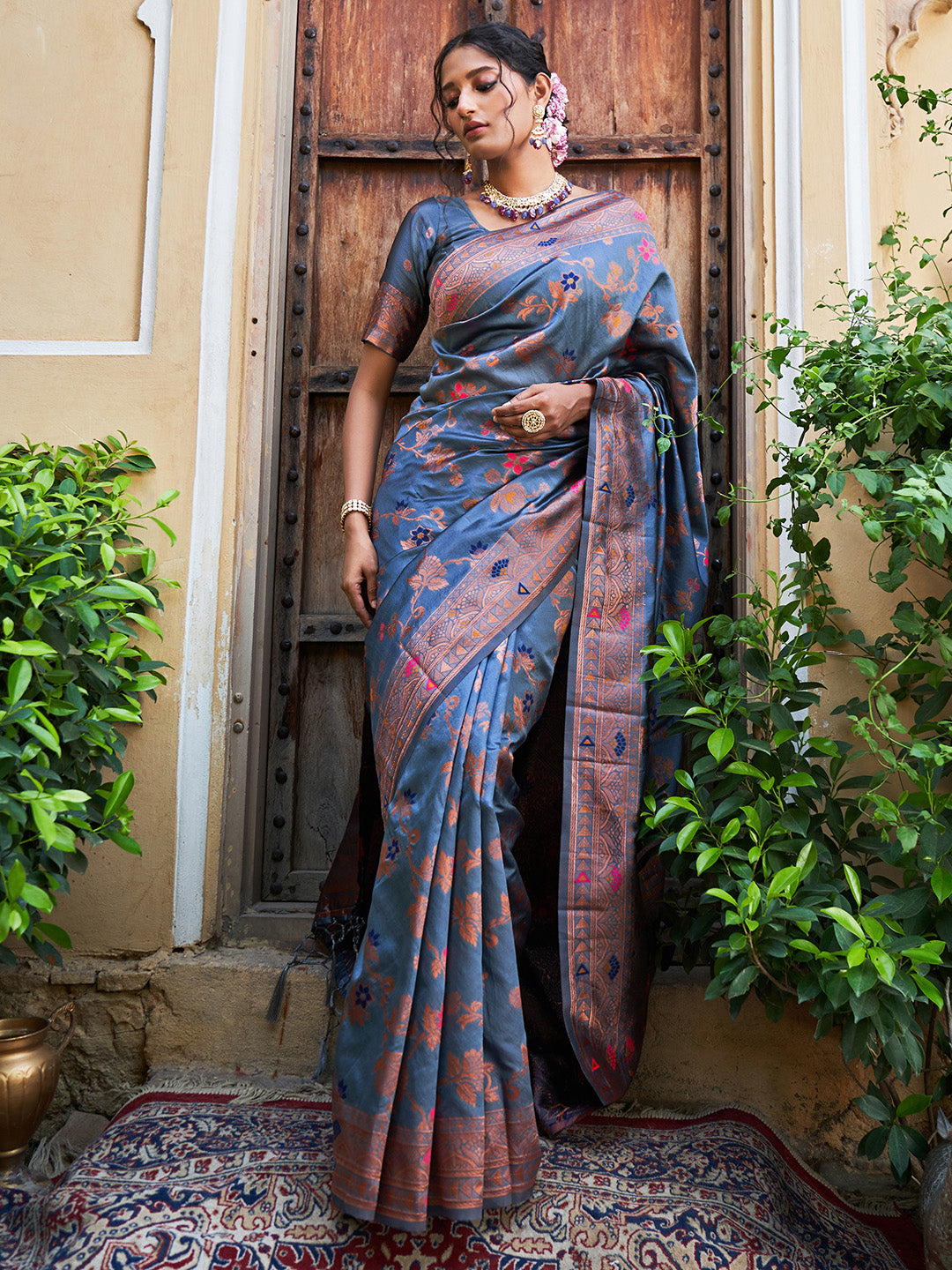 Grey Banarasi Silk Woven Dual Tone Floral Design Saree with Unstitched Blouse Piece